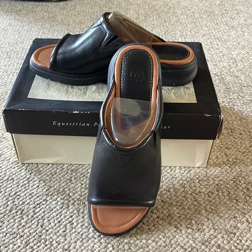 BNWT Ariat Bridgeport Slides. Black leather. Size 8.